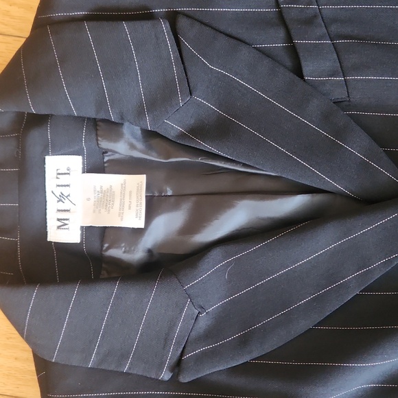 Mixit y2k vintage black with pinstripes.  size 6 /18" p2p /29"L - Picture 5 of 5